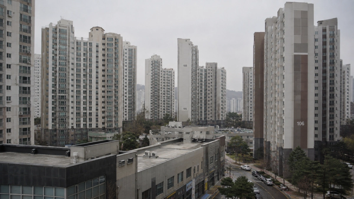 해질 무렵 불이 켜지기 시작한 대단지 아파트 전경
