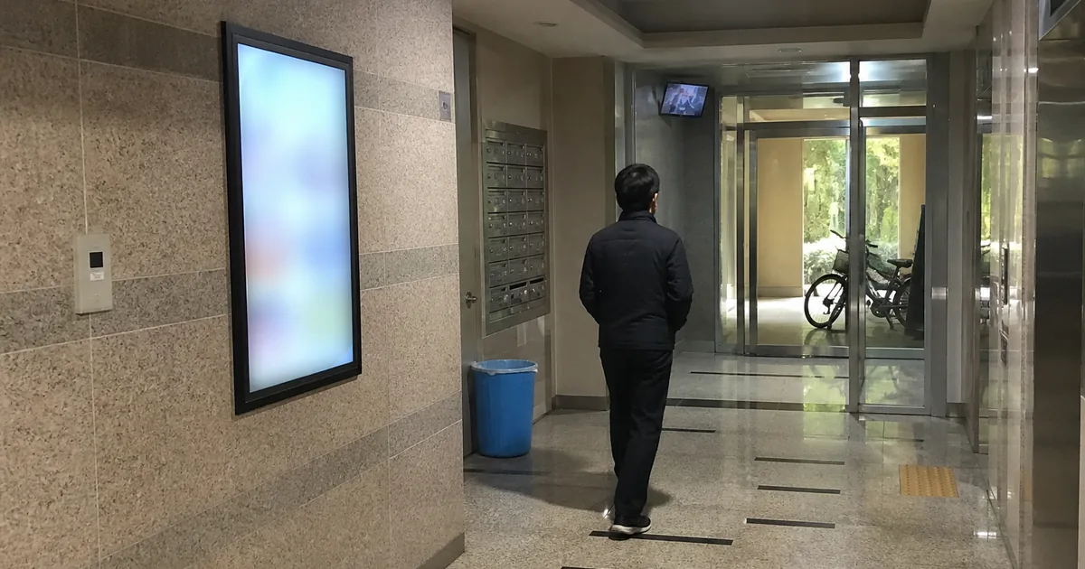 로비 대형 모니터와 엘리베이터 25인치 표지 이미지
