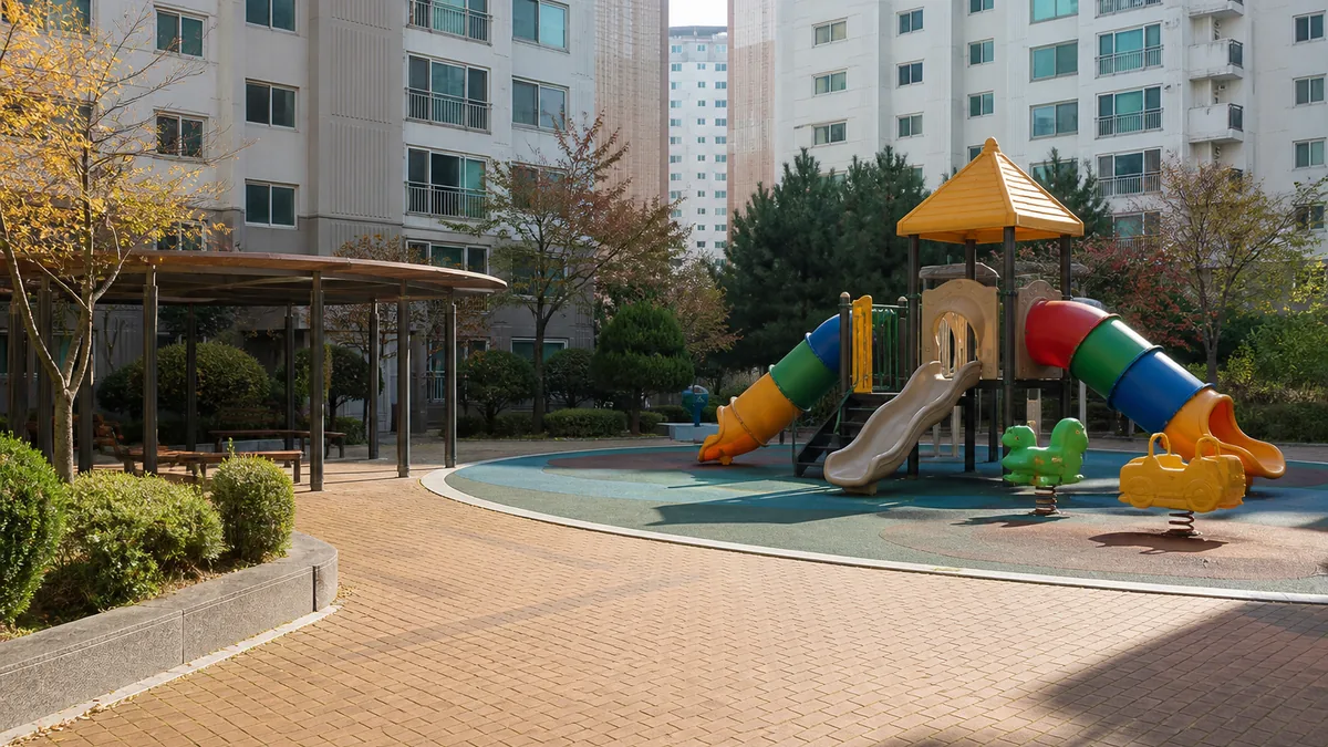 아파트 단지 마당과 어린이 놀이터